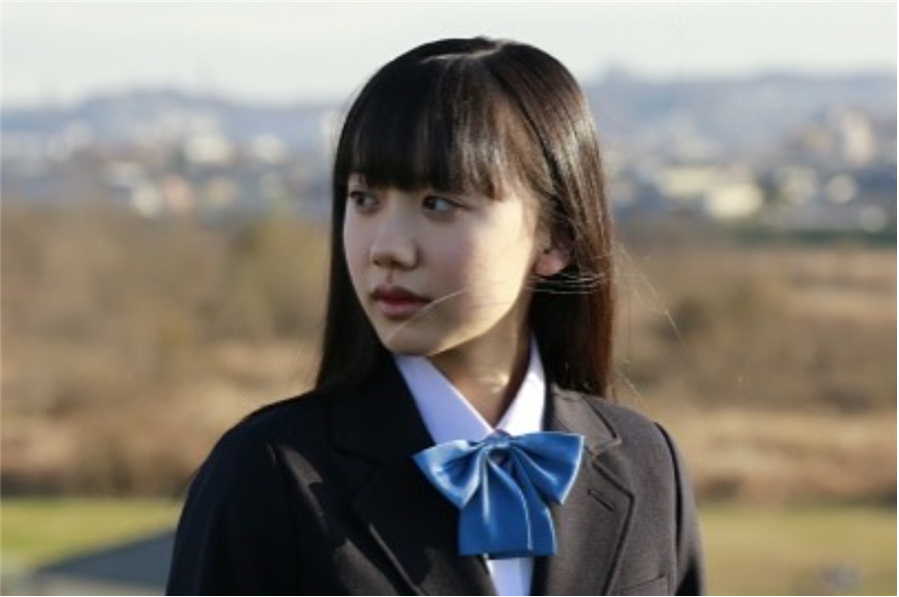 制服姿の芦田愛菜