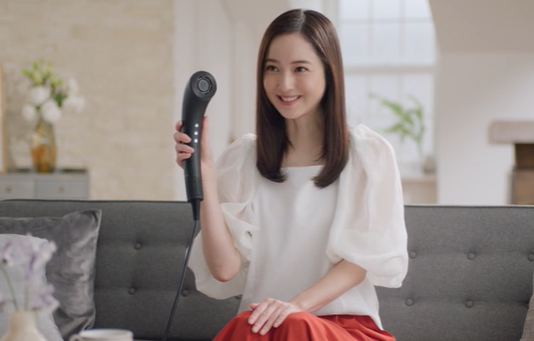 シャワーヘッドを持つ佐々木希